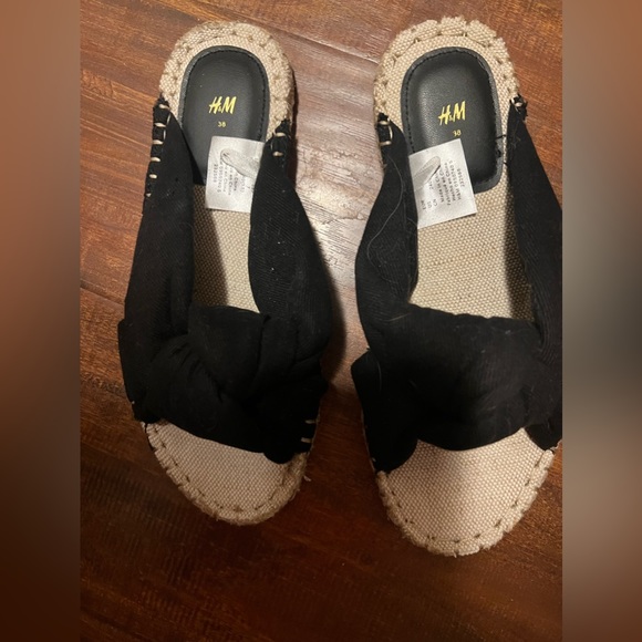 NWOT H & M Sandals - Picture 2 of 5